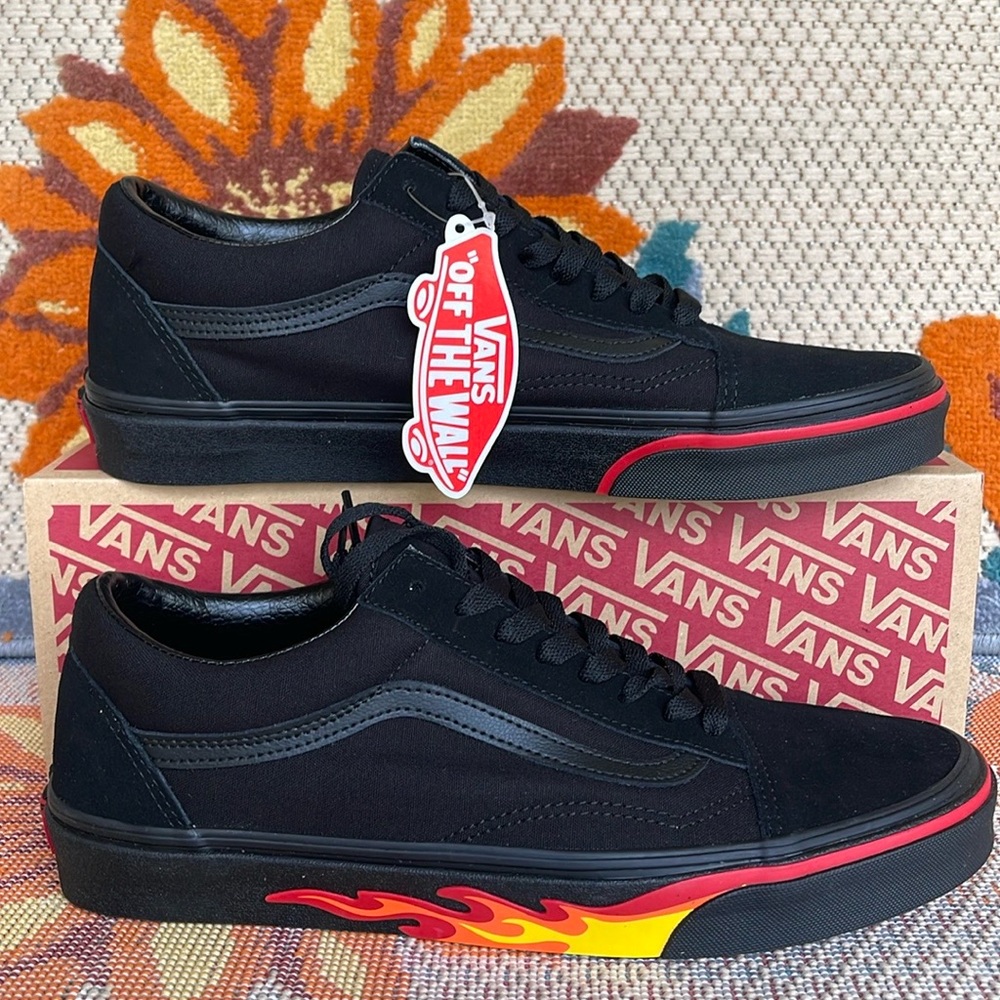 Vans Men’s Old Skool
(Flame Wall) Black/Black
VN0A38G1Q8Q
Sneakers